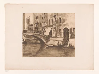 Gondola presso un ponte su un canale a Venezia