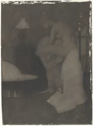 Donna nuda, seduta sul bordo del letto