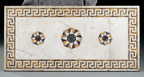 Uno di un paio di tavoli laterali di Giorgio II (marmo, verde antico, lapislazzuli e serpentino)