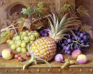 Natura morta di un ananas, uva, pesche, fragole e nocciole su una credenza