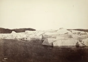 La costa bloccata dagli iceberg vicino a Julianes Haab (#122)
