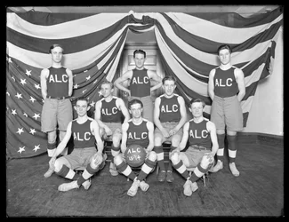 Ritratto di gruppo della squadra di basket ALC, c.1913-14