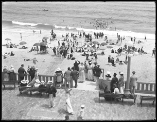 Bagnanti e frequentatori della spiaggia, Deal, New Jersey, luglio 1916