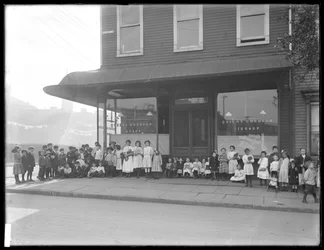 Bambini posano davanti a una filiale non identificata della Queens Borough Public Library, New York, c.1910