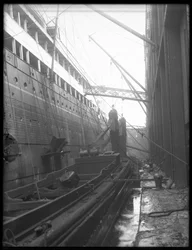 Caricamento di una nave a vapore con trasportatori a secchio portatili