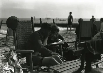 Coppia che legge sulla spiaggia, Coney Island, c.1910-21
