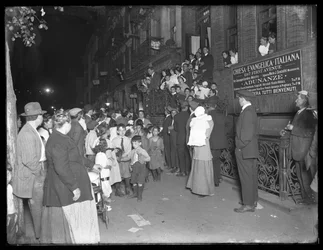 Folle alla John Hall Memorial Chapel, 63rd Street e Second Avenue, New York, 25 settembre 1914