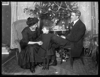 Dan Seymour e famiglia in posa informale, seduti sotto un albero di Natale, Natale 1912