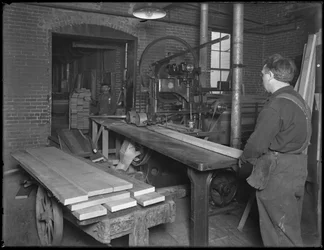 Taglio del legname destinato alla fabbricazione di bare, Oneida, New York, 3 aprile 1916