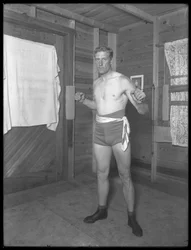 Il pugile inglese William Thomas Wells (Bombardier Billy Wells), in posa con attrezzi da allenamento, c.1911