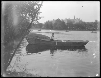 Ethel Gray Magaw Hassler in una barca a remi, Central Park, c.1912
