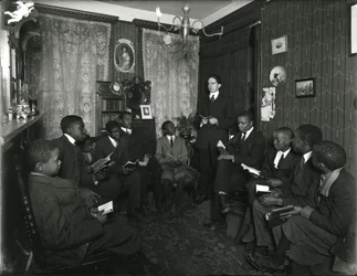 Lezione del Comitato Evangelista a casa della Sig.ra Bostick, 72 West 99th Street, Mr. Rockwood insegna a un gruppo di giovani afroamericani. 31 marzo 1916
