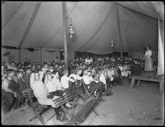Riunione dei bambini della Società Evangelistica, East 67th Street e Avenue A, New York City, 24 luglio 1914