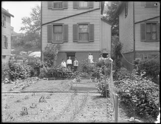 Famiglia posa accanto al loro orto nel cortile, Inwood, New York, c.1910