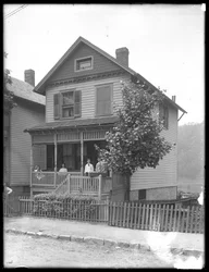 Quattro bambini posano sul portico di una casa su un fiume o lago, Inwood, New York, c.1910