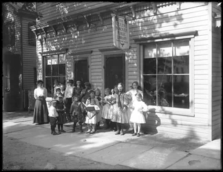 Gruppo di bambini posati fuori dalla filiale di Whitestone della Queens Borough Public Library, c.1912