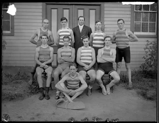 Gruppo di giovani uomini non identificati in costume da bagno, c.1910