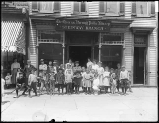 Ritratto di gruppo di bambini davanti alla filiale Steinway della Biblioteca Pubblica del Queens, c.1910