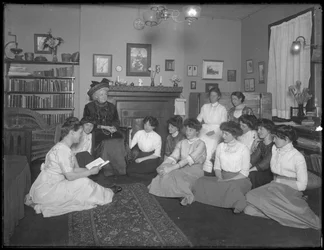 Harriet E. Hassler con un gruppo di giovani donne, 206 W. 13th Street, New York, c.1912