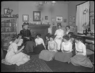 Harriet E. Hassler con un gruppo di giovani donne, 206 W. 13th Street, New York, c.1912