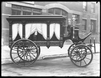 Carro funebre trainato da cavalli appartenente a F.S. York, parcheggiato in W. 145th Street (o E. 145th Street), New York City, 1 dicembre 1914