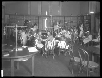 Vista interna di una filiale non identificata della Biblioteca Pubblica del Queens Borough, c.1910