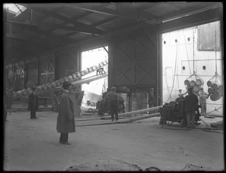 Interno di un magazzino sul molo, verricelli elettrici portatili utilizzati per scaricare la nave, 31st Street, Brooklyn, 1912