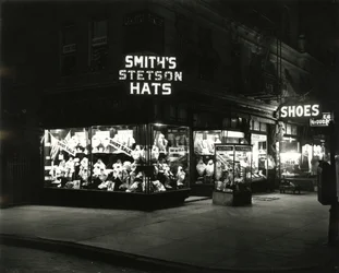 Vetrine illuminate che pubblicizzano Smith