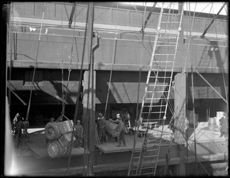 Caricamento di una nave a vapore dal ponte superiore, Chelsea Piers, New York, 1912