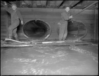 Uomini che lavorano nella fogna di W. 129th Street, New York