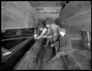 Uomini che lavorano nella fogna di W. 129th Street, New York