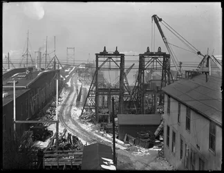Uffici di Montague Street della New York Dock Company, visti dal ponte stradale, Brooklyn, 17 febbraio 1917