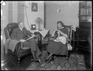 Mr. e Mrs. Austin Norris in soggiorno non identificato, c.1912