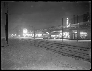 Veduta notturna della 207ª strada guardando a est da Vermilyea Avenue nella neve, New York City, 6 marzo 1915