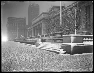 Veduta notturna della facciata della Fifth Avenue della sede principale della Biblioteca Pubblica di New York nella neve, 42nd Street e Fifth Avenue, New York City, 6 marzo 1915