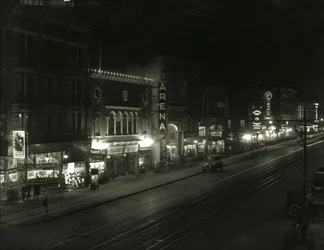 Vista notturna sul lato sud della 23ª strada tra la Sesta e la Settima Avenue, c.1916-17