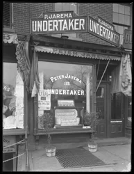 Peter Jarema, impresario funebre ucraino, 115 Avenue A, New York City, 14 novembre 1914