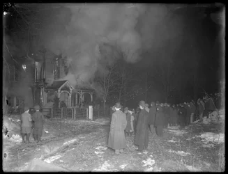 Incendio del Prescott Cottage di notte, Inwood Hill, 1914