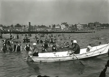 Barca a remi e nuotatori in acqua, Coney Island