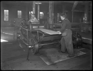 Lavorazione del legname destinato alla fabbricazione di bare attraverso una pialla a doppia superficie, Oneida, New York, 3 aprile 1916