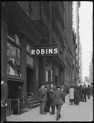 Insegna della S.M. Robins Co. al 35 di Broadway, New York City, 2 maggio 1916