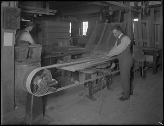 Levigatura di modanature destinate a casse di legno, Oneida, New York, 3 aprile 1916