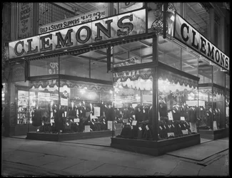 Insegna e vetrina per Clemons il sarto, New York City, 6 gennaio 1917