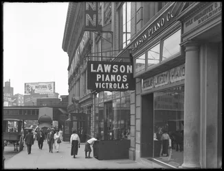 Insegna per Lawson Pianos, 372 E. 149th Street, New York City, 2 agosto 1916