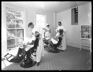 Due pazienti in visita, stanza del dentista, Seton Hospital, Spuyten Duyvil, Bronx, 30 ottobre 1914