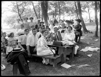 Gruppo informale non identificato a un picnic, c.1910