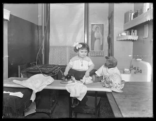 Bambina non identificata che dimostra l