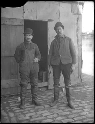 Operai fognari non identificati posano sopra il suolo, New York, c.1911
