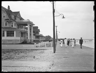 Vista lungo la passerella da Beach 125th Street, Belle Harbor, Queens, 11 luglio 1915