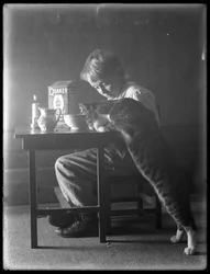 William Gray Hassler e Reddy il gatto, che mangiano cereali Quaker puffed rice, c.1912